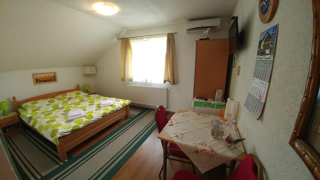 Guest House Mijic Кореница Екстериор снимка