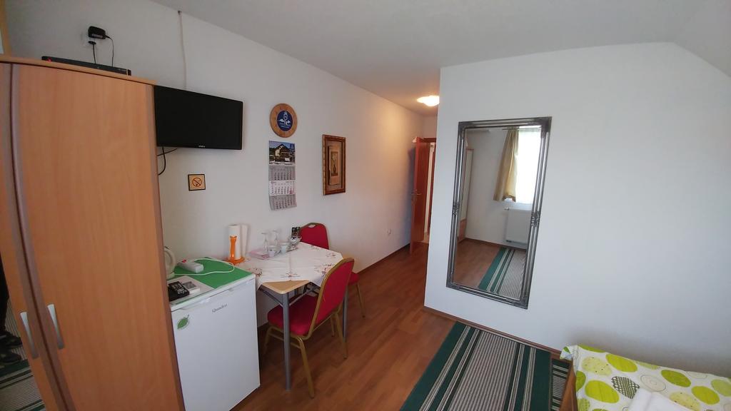Guest House Mijic Кореница Екстериор снимка