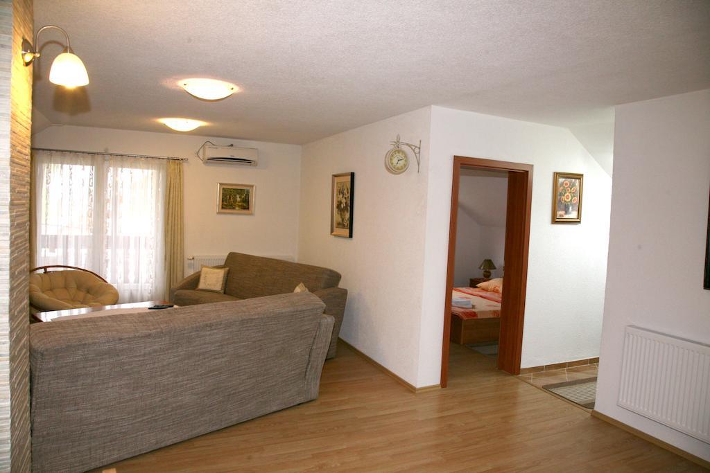Guest House Mijic Кореница Екстериор снимка